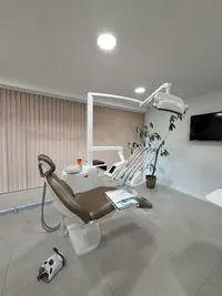 Dr Dentiste Azine Maisami - Am Dental Clinic