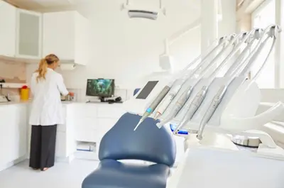 Dr Achraf Sakhri - Dentiste