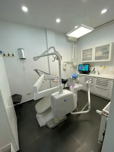 Dr Mouelhi Thamer - Dentiste À Schaerbeek