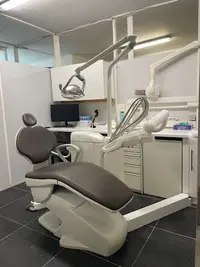 Dr Aniksi